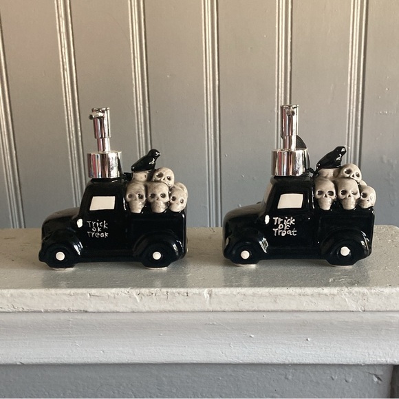 NWT- Set of 2- 10.9oz- Black Ceramic Trick or Treat Truck Soap Dispensers 💀🐦‍⬛ - Picture 12 of 16